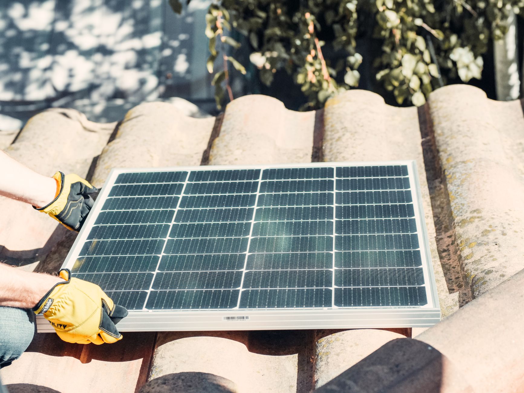 Installateur panneaux solaires équipe à Pessac